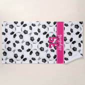 シンプル白黒サッカーボール可愛いガーリー ビーチタオル (正面)