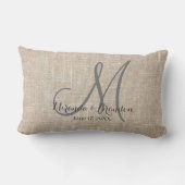 シンプル素朴ベージュバーラップモノグラム結婚ズ ランバークッション (裏面)