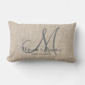 シンプル素朴ベージュバーラップモノグラム結婚ズ ランバークッション (正面)