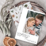 シンプル結婚したとメリー新婚 シーズンカード<br><div class="desc">新しい素晴らしタイポグラフィとニューシンプルリウェズの写真のホリデーカードを紹介モダンエレガント結婚したメリー:クラシックの白黒でと大切な写真を特徴とするデザインとを特徴とする。フロントミニマルは、背中に暖かいフェスティバルの水色の植物模様で補完され、松の緑、ユーカリ、松のコーン、シナモン、果実を示す。休日の祝魅力のtouchであなたの特別な瞬間に最適。一致する製品の連絡先デザイナー。著作権Anastasia Surridge、全著作権所有。</div>
