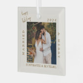 シンプル結婚したモダンメリーと金ゴールドのスクリプト写真 ガラスオーナメント (正面左)