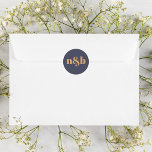 シンプル結婚モノグラムの封筒用シール ラウンドシール<br><div class="desc">モノグラ結婚ムデザインとシンプルのステッモダンカー。Zazzleの編集ツールを使用してイニシャルを簡単に編集する。背景まもしたは色を変更するには、デザインツールを入力し、カラーピッカーから選択する。シンプルモノグラムの結婚の封筒用シール</div>