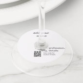 シンプル緑色ミニマルテキスト名の追加スキャンQR co ワイングラスタグ (クローズアップ)