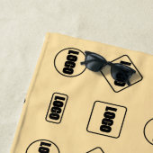 シンプル茶色と黒ミニマルの繰り返しロゴパターン ビーチタオル (インサイチュ)