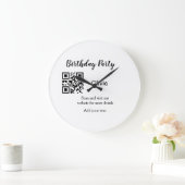 シンプル誕生日パーティーWebサイトバーコードQR追加の名前 ラージ壁時計 (ホーム)