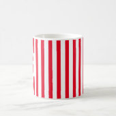 シンプル赤と白ストライプのイニシャル コーヒーマグカップ (中央)