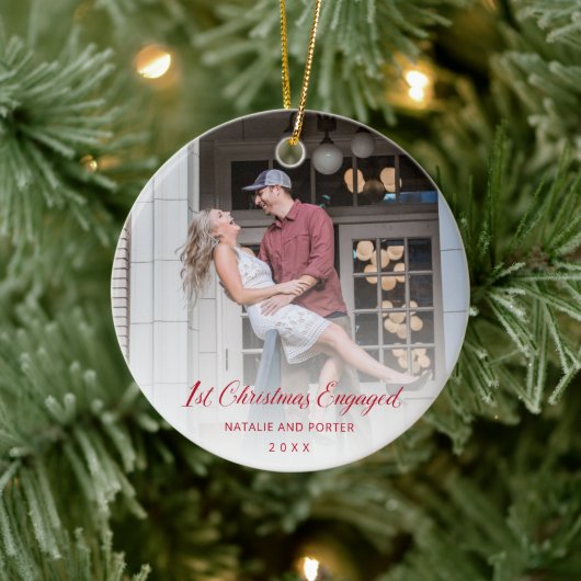 シンプル赤のスクリプモダント初めてのクリスマス婚約した セラミックオーナメント (ツリー)