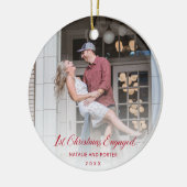 シンプル赤のスクリプモダント初めてのクリスマス婚約した セラミックオーナメント (左)