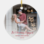 シンプル赤のスクリプモダント初めてのクリスマス婚約した セラミックオーナメント (裏面)