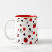 シンプル赤、黒、白のラディバグパターン ツートーンマグカップ (左)