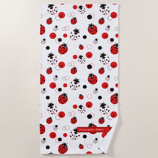 シンプル赤、黒、白のラディバグパターン ビーチタオル (正面)