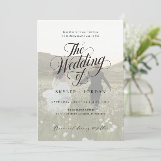 シンプル黒と白のスクリプトオーバーレイフォト結婚ズ 招待状 (スタンド正面)