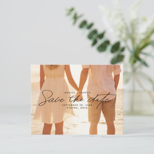 シンプル黒のスクリプトオーバーレイ写真の保存日付 ポストカード (スタンド正面)