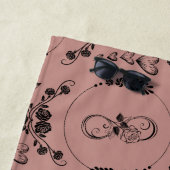 シンプル黒ハート、フローラ、インフィニティオンプラム | ビーチタオル (インサイチュ)