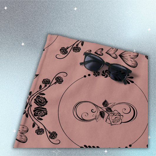 シンプル黒ハート、フローラ、インフィニティオンプラム | ビーチタオル