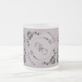 シンプル黒ハート、フローラ、インフィニティオンマウーブ | フロストグラスマグカップ (中央)