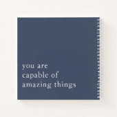 シンプル2カスタム引用文やる気を起こさせるダスティネイビーブルー ノートブック (裏面)