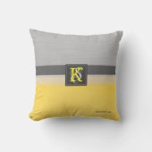 シンプル2トーンイエローとグレーイニシャルモノグラム クッション (正面)