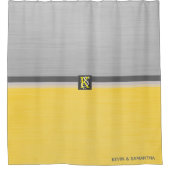 シンプル2トーンイエローとグレーイニシャルモノグラム シャワーカーテン (正面)