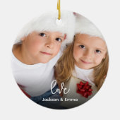 シンプル2フォトメリークリスマスホリデー名モダン セラミックオーナメント (裏面)