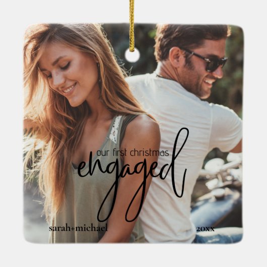 シンプル2モダン枚の写真初めてのクリスマス婚約した セラミックオーナメント (裏面)