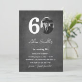 シンプル60歳エレガント誕生日パーティーグレー 招待状 (スタンド正面)