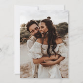 シンプル エレガント 2ショット テキストオーバーレイ ウェディング 招待状 (裏面)