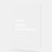 シンプル&シックなのであなたはここで歓迎フロステッド アクリルサイン (傾斜)