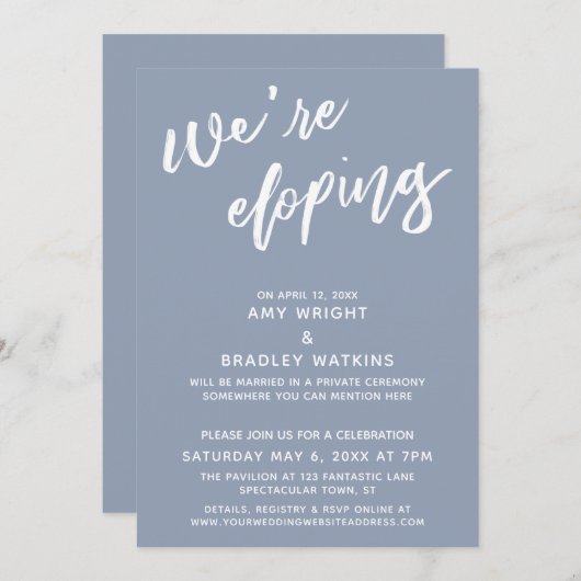 シンプル ダスティーブルー 手書きスクリプトで「We're Eloping」 招待状 (正面/裏面)