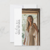 シンプル トラベリング・トゥ・ミセス・バジェット ブライダルシャワーの写真 招待状 (正面)