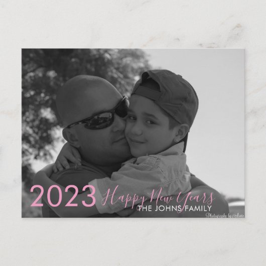 シンプル ハッピー ニューイヤー 2023 ピンク スクリプト 写真 ポストカード (正面)
