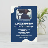 シンプル フォト 67歳 誕生日 招待状 メンズ ネイビー (スタンド正面)