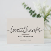 シンプル モダン スクリプト ラブ アンド サンクス ブライダル シャワー サンキューカード (スタンド正面)
