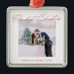 シンプル モダン スクリプト 私たちの初めてのクリスマス ウェディング メタルオーナメント<br><div class="desc">結婚した最初のクリスマスを記念する美しい記念品。 このデザインは、シンプルな白いフレームにお気に入りの結婚式の写真を飾り、赤いモダン スクリプト フォントで「私たちの初めてのクリスマス」という見出しが特徴です。 名前と年を赤でパーソナライズできます。 素敵なプレゼントになります。</div>