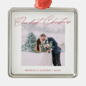 シンプル モダン スクリプト 私たちの初めてのクリスマス ウェディング メタルオーナメント (正面)