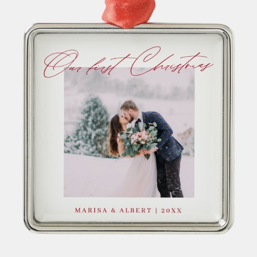 シンプル モダン スクリプト 私たちの初めてのクリスマス ウェディング メタルオーナメント (正面)