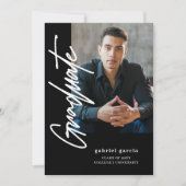 シンプル モダン フォト ブラック スクリプト 卒業パーティー 招待状 (正面)