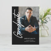 シンプル モダン フォト ブラック スクリプト 卒業パーティー 招待状 (スタンド正面)