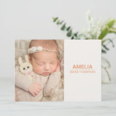 シンプルBaby Girl Photo Monogram Birth Announcement 招待状 (スタンド正面)