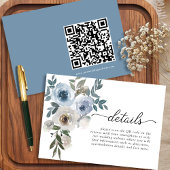 シンプルQRコーモダンドほこりっぽい青フローラ結婚の エンクロージャーカード
