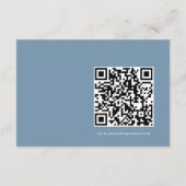 シンプルQRコーモダンドほこりっぽい青フローラ結婚の エンクロージャーカード (裏面)