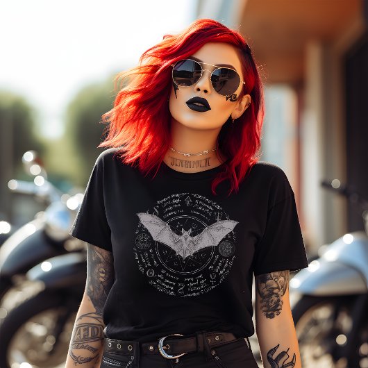 シンボリックなコウモリのデザイン Tシャツ
