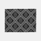 シンボルアステカ様式化された大きいピクセル黒(灰色) フリースブランケット (正面(横))