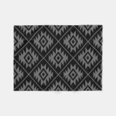 シンボルアステカ様式化された大きいPTNグレー（黒） フリースブランケット (正面(横))