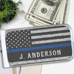 シン・ブルーパーソナライズされたライン警察官 シルバー マネークリップ<br><div class="desc">薄いブルーラインマネークリップ – 警察旗の色のアメリカの旗、動揺してデザイン。警察官名でパーソナライズ。警察パーソナライズされたのマネークリップは、警察や警察の警察官やそれらをサポートするすべての人に最適である。COPYRIGHT © 2020 Judy Burrows,  Black Dog Art - All Rights Reserved.薄いパーソナライズされたブルーライン警察シルバーフィニッシュマネークリップ</div>