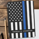 シン・ブルーパーソナライズされたライン警察官 iPad PROカバー<br><div class="desc">薄いブルーラインiPadプロカバー – 警察旗の色、黒と青のモダンデザインのアメリカ国旗。警察官名でパーソナライズ。この警察官パーソナライズされたのiPadのカバーは警察の部署に最適である。COPYRIGHT © 2020 Judy Burrows,  Black Dog Art - All Rights Reserved.薄い青い線パーソナライズされた警官iPadプロのカバー</div>