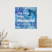 シーおもしろいハグの定義：コーヒー前のマーメイド ポスター (キッチン)