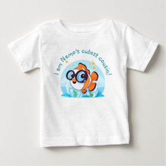 シーアドベンチャー |サングラスのかわいいピエロ ベビーTシャツ