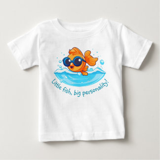 シーアドベンチャー |サングラス入りの可愛い金魚 ベビーTシャツ