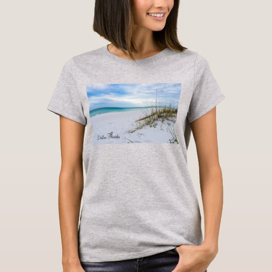 シーオーツと白い砂浜の朝の女性Tシャツ Tシャツ (正面)